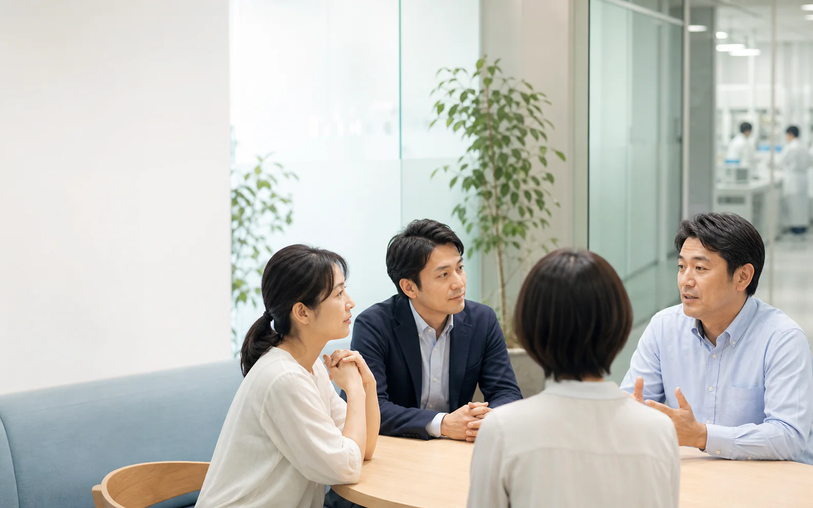 退職について悩む社員のイメージ
