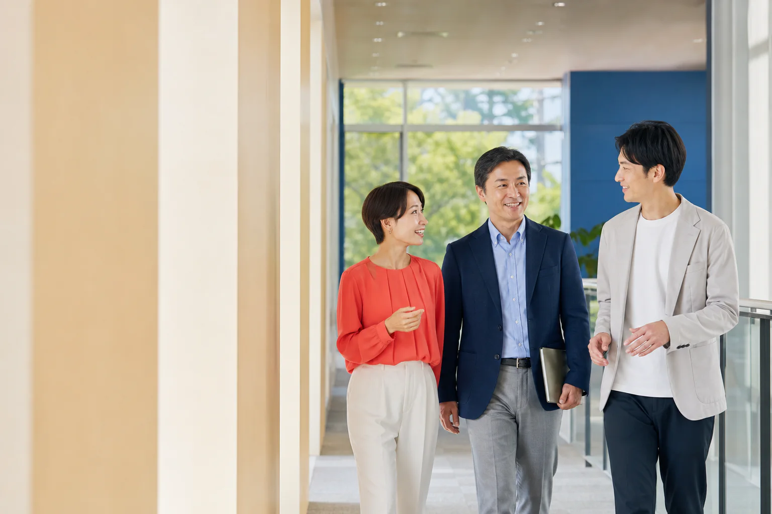 職場の会議風景のイメージ